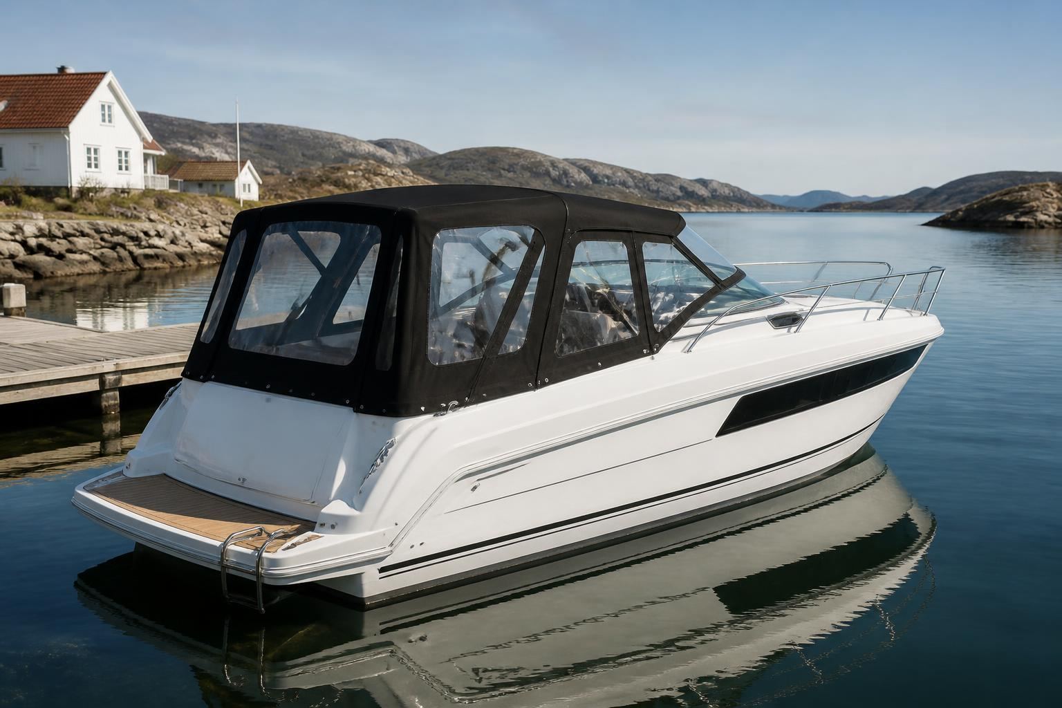 Motorbåt med skreddersydd svart kalesje i norsk skjærgård